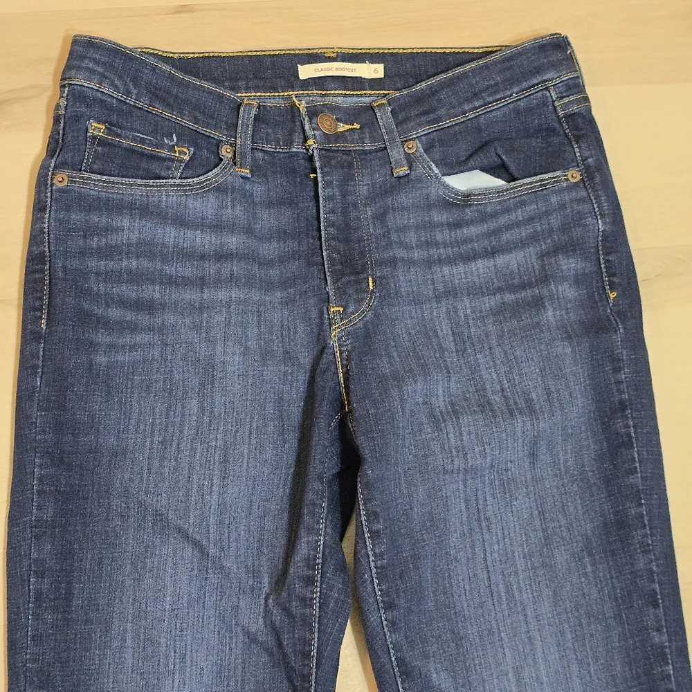 Levis Jeans Womens Size 6 W28 L32 Blue Classic Bootcut Dark Wash Denim MidRise - Picture 12 of 16